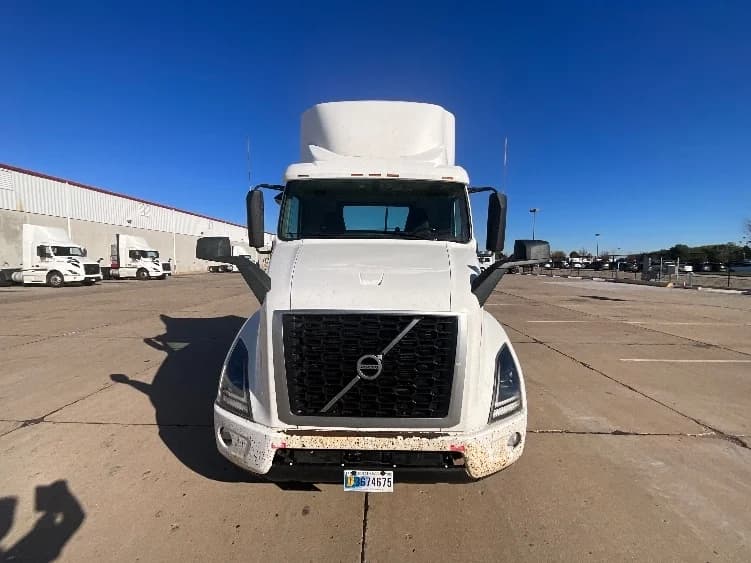 2021 Volvo VNR 640 in La Porte, IN — photo 2