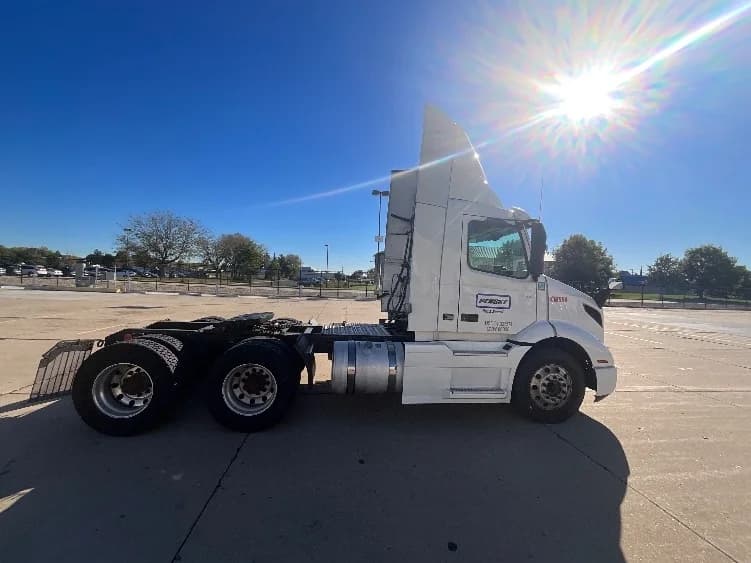 2021 Volvo VNR 640 in La Porte, IN — photo 8