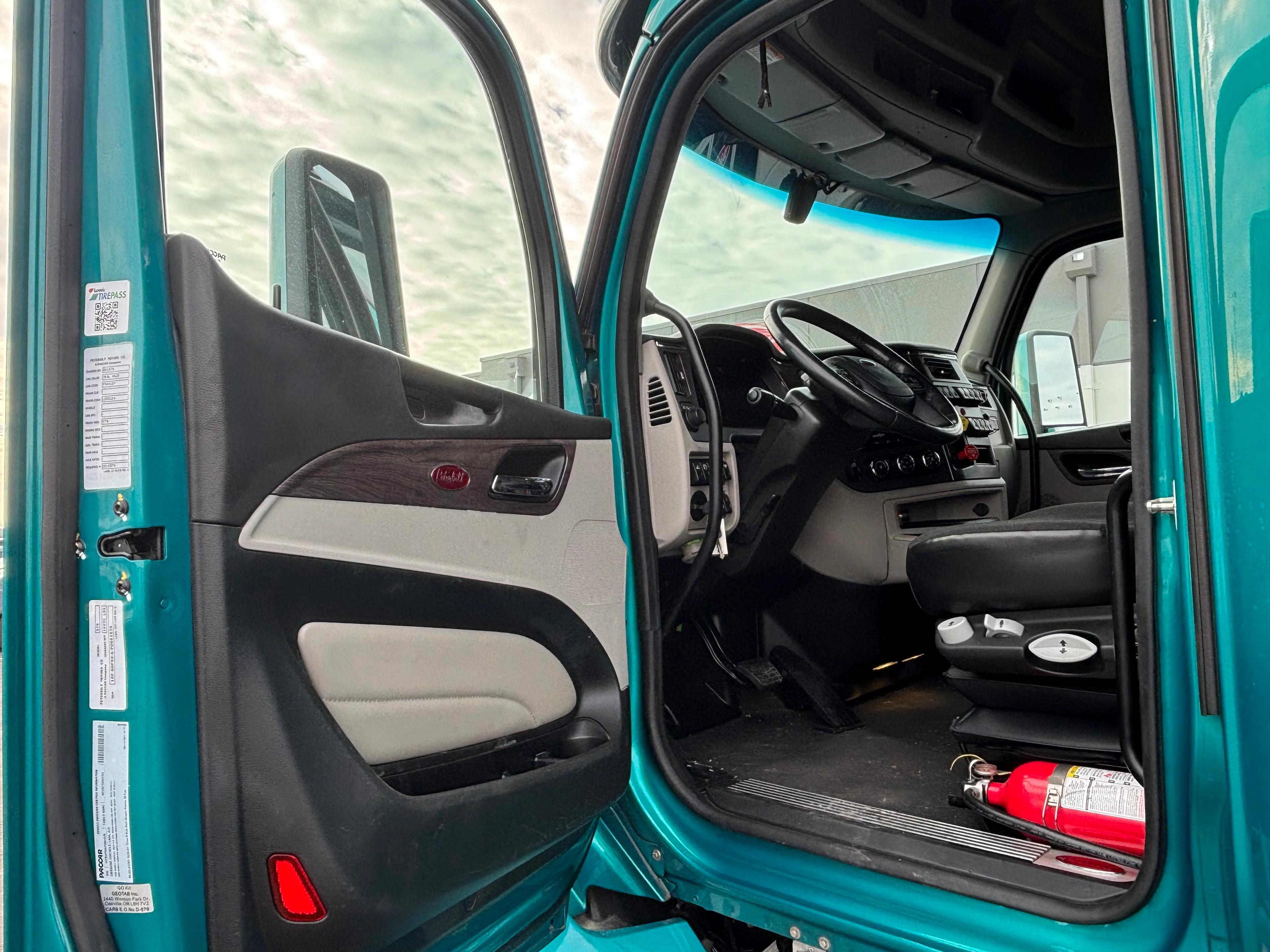 2023 Peterbilt 579 in Springfield, MO — photo 11