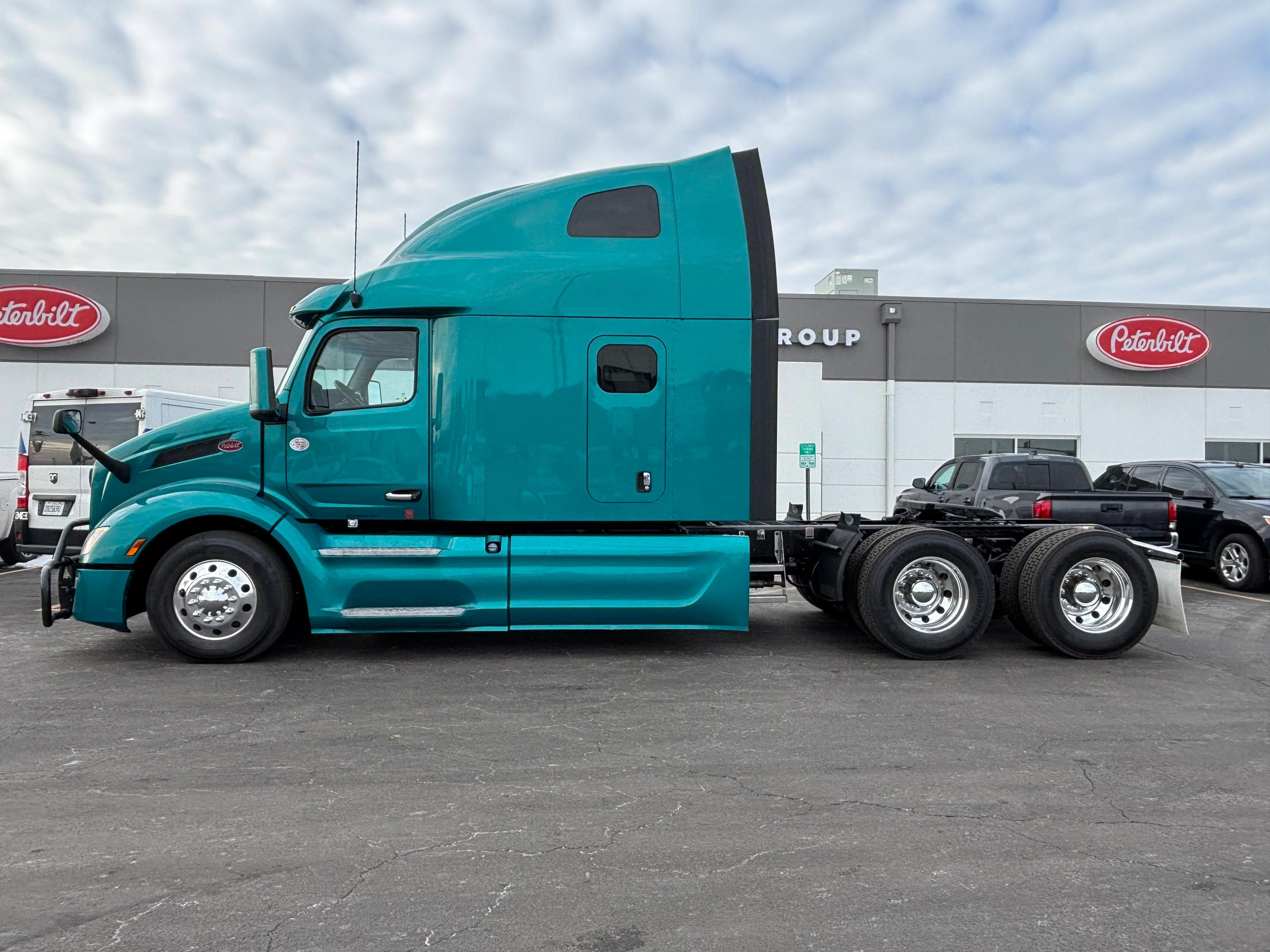 2023 Peterbilt 579 in Springfield, MO — photo 2