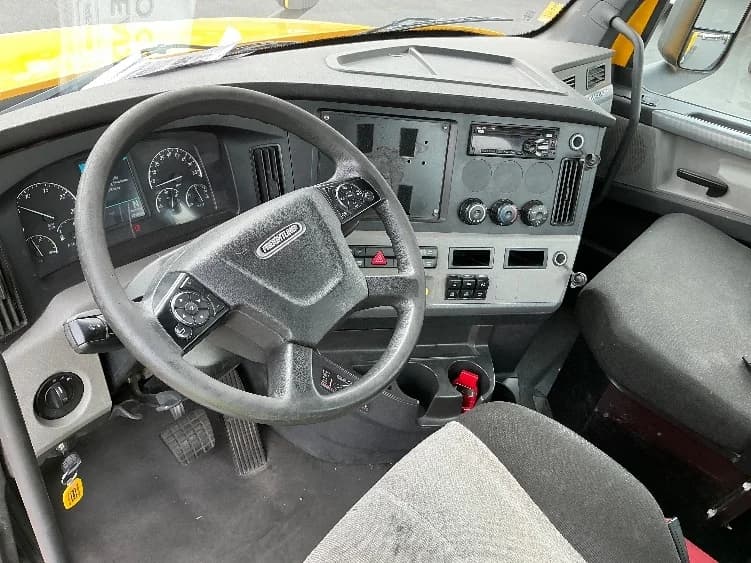 2020 Freightliner Cascadia in Las Vegas, NV — photo 10