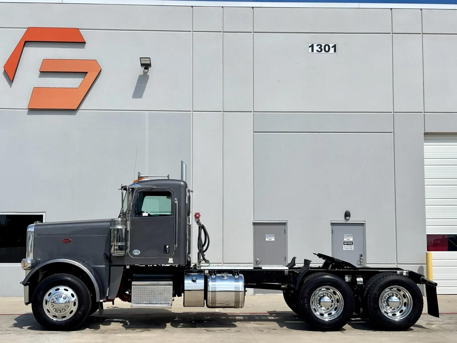 2022 Peterbilt 389 in Hutchins, TX — photo 4