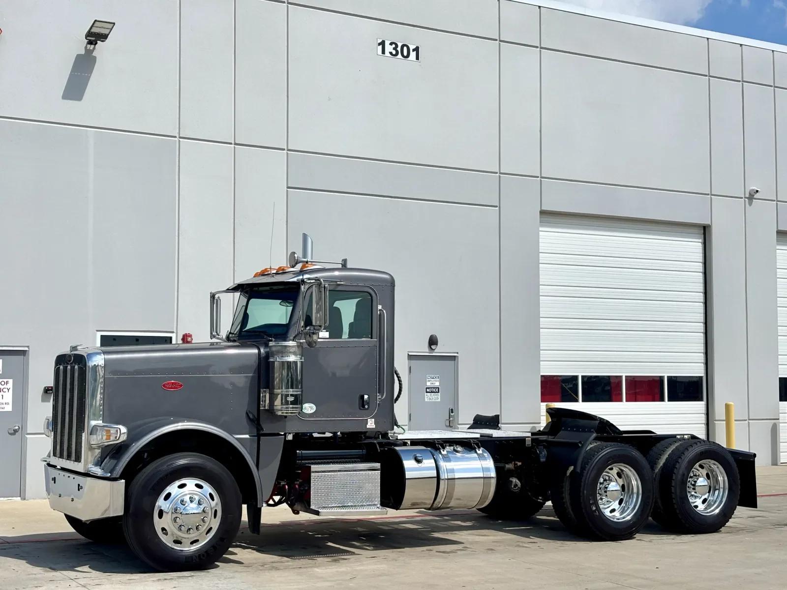 2022 Peterbilt 389 in Hutchins, TX — photo 2