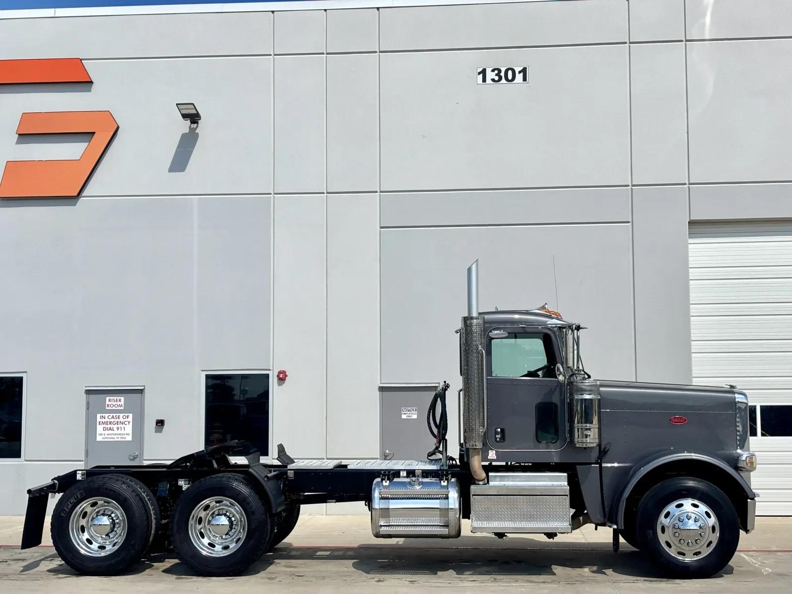 2022 Peterbilt 389 in Hutchins, TX — photo 3
