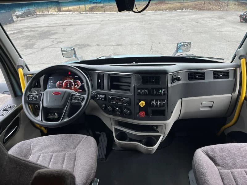 2022 Peterbilt 579 in Knoxville, TN — photo 7
