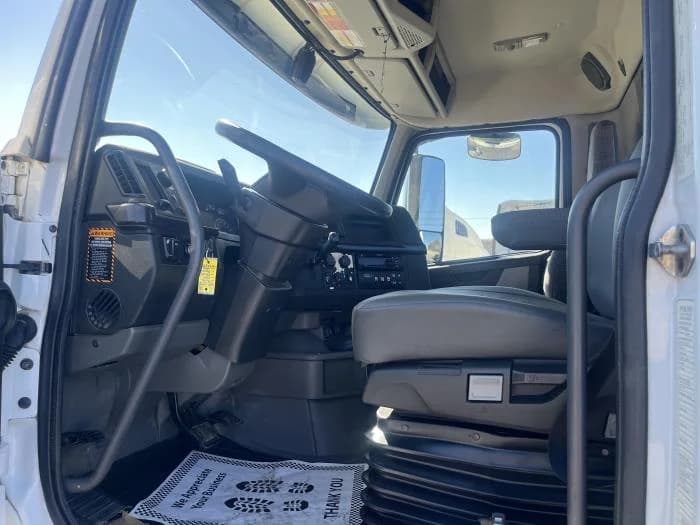 2020 Volvo VNL 300 in Atlanta, GA — photo 12