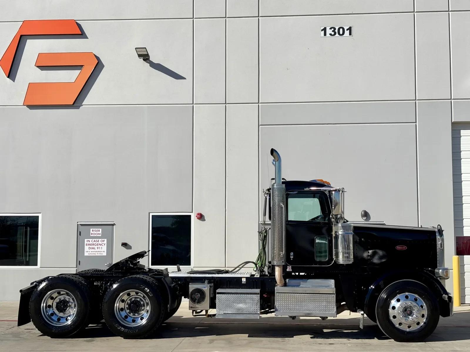 2018 Peterbilt 389 in Hutchins, TX — photo 3