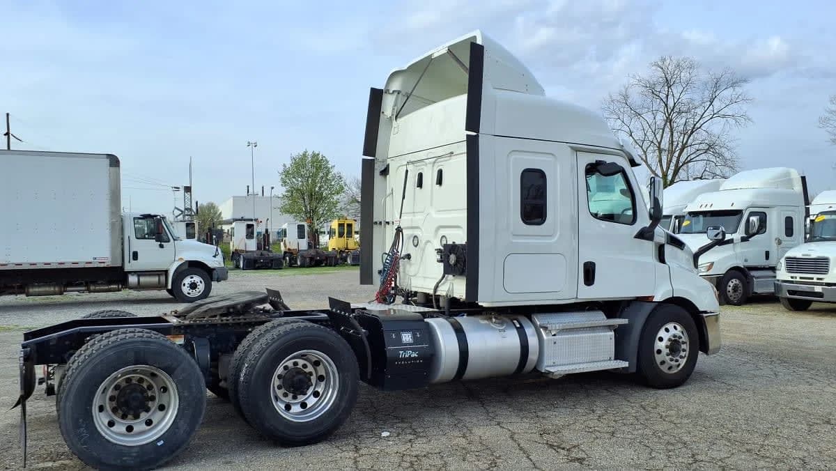 2020 Freightliner Cascadia in West Chester, OH — photo 4