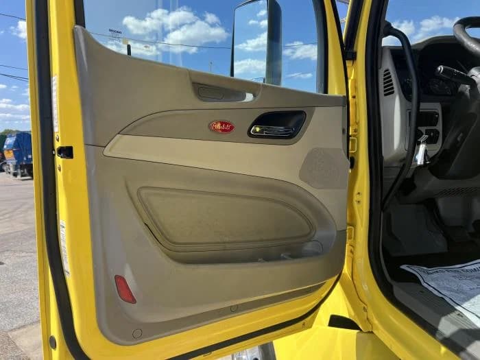 2021 Peterbilt 579 in Dallas, TX — photo 13