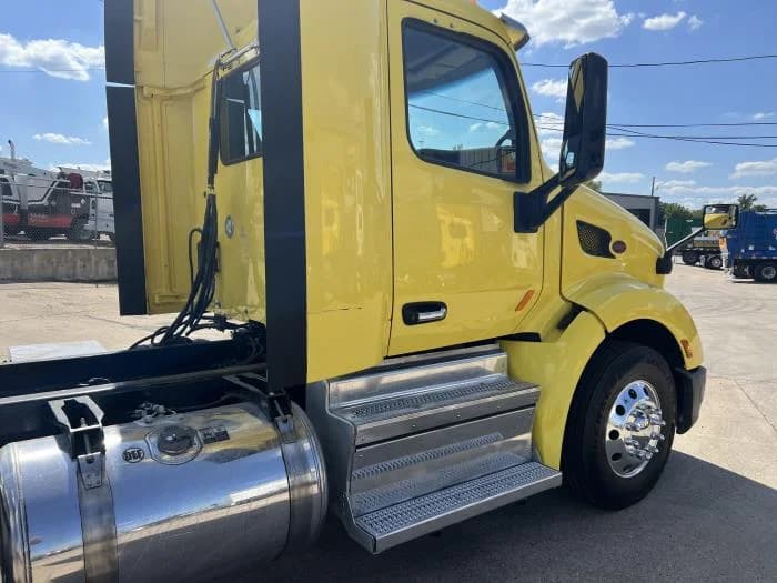 2021 Peterbilt 579 in Dallas, TX — photo 25