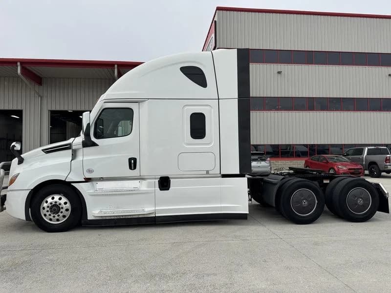 2024 Freightliner Cascadia in Columbus, OH — photo 4