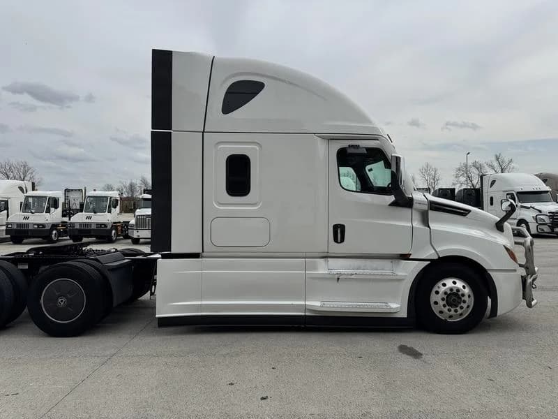 2024 Freightliner Cascadia in Columbus, OH — photo 8
