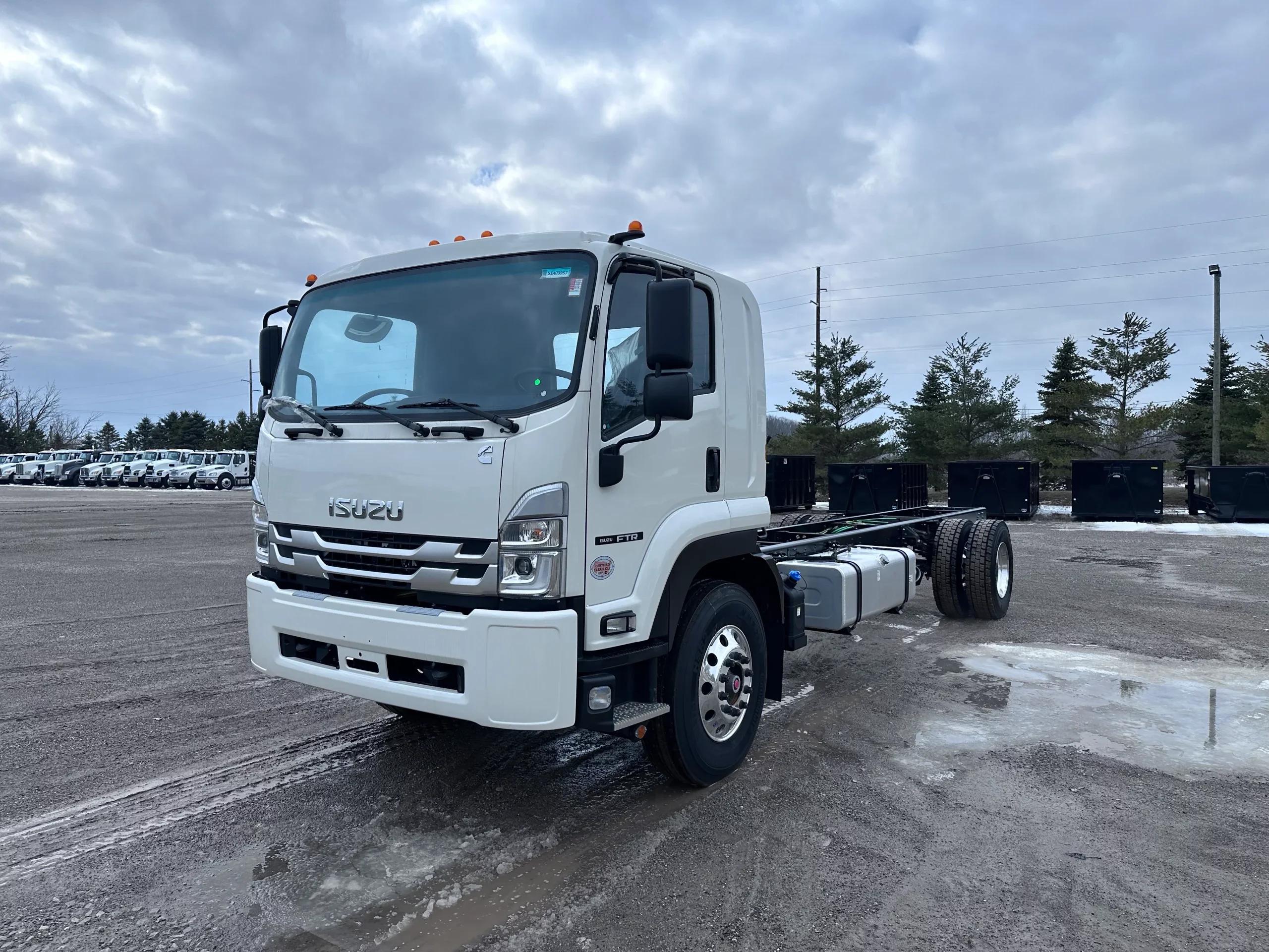 2025 Isuzu FTR — photo 3