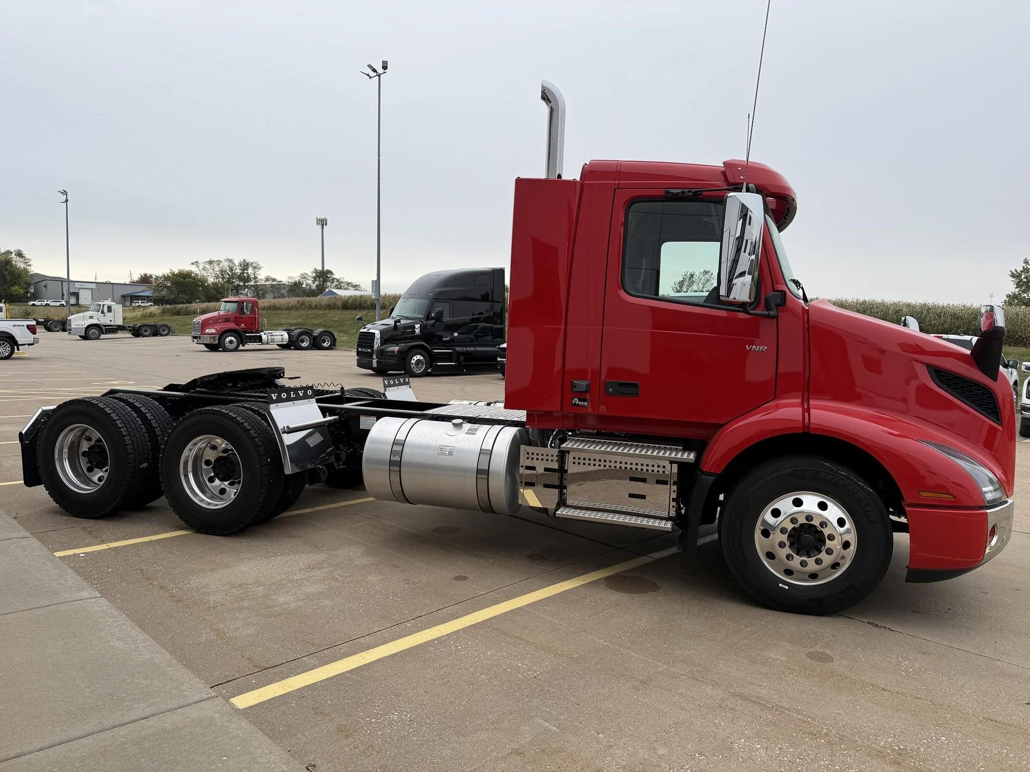 2026 Volvo VNR 640 — photo 4