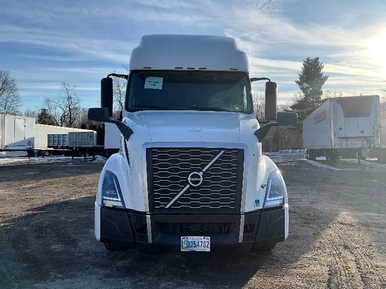 2022 Volvo VNL 760 in Reading, PA — photo 2