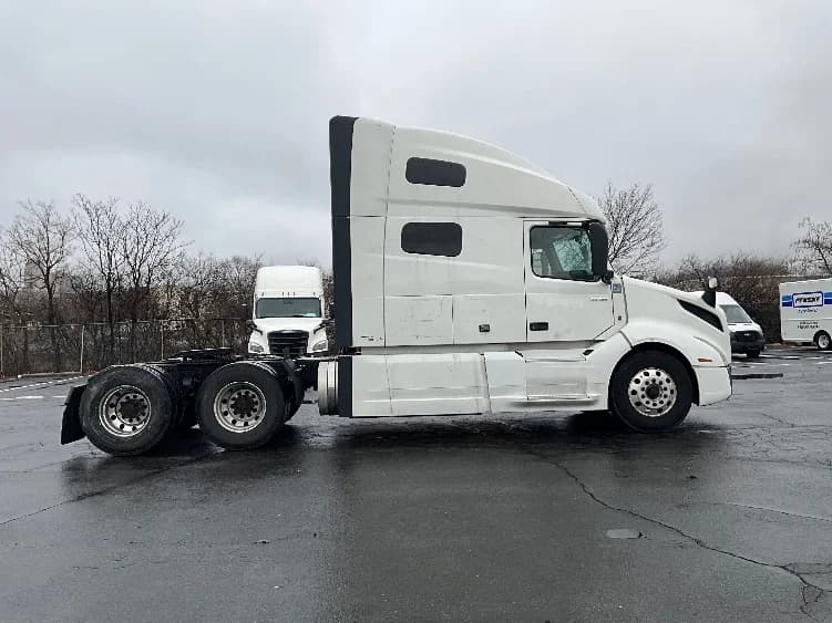 2022 Volvo VNL 760 in Reading, PA — photo 8