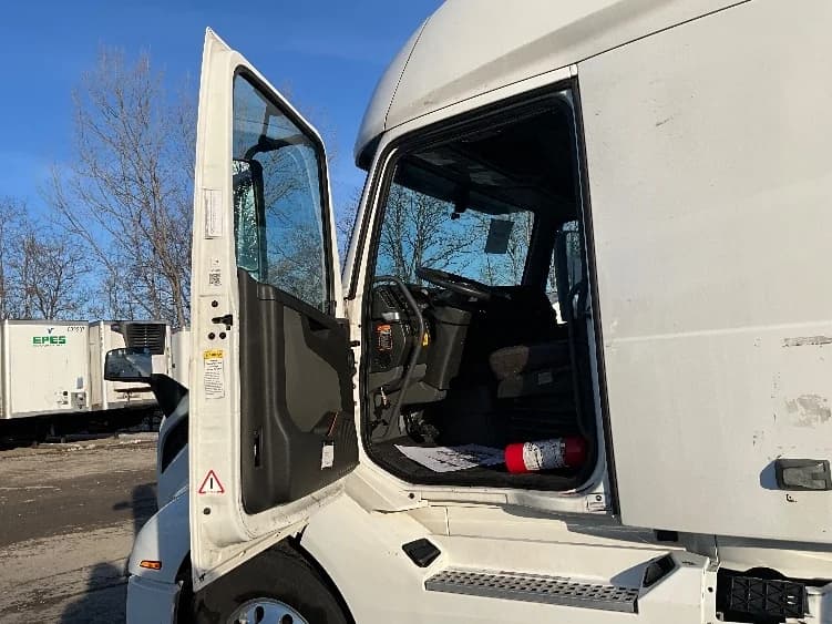2022 Volvo VNL 760 in Reading, PA — photo 9