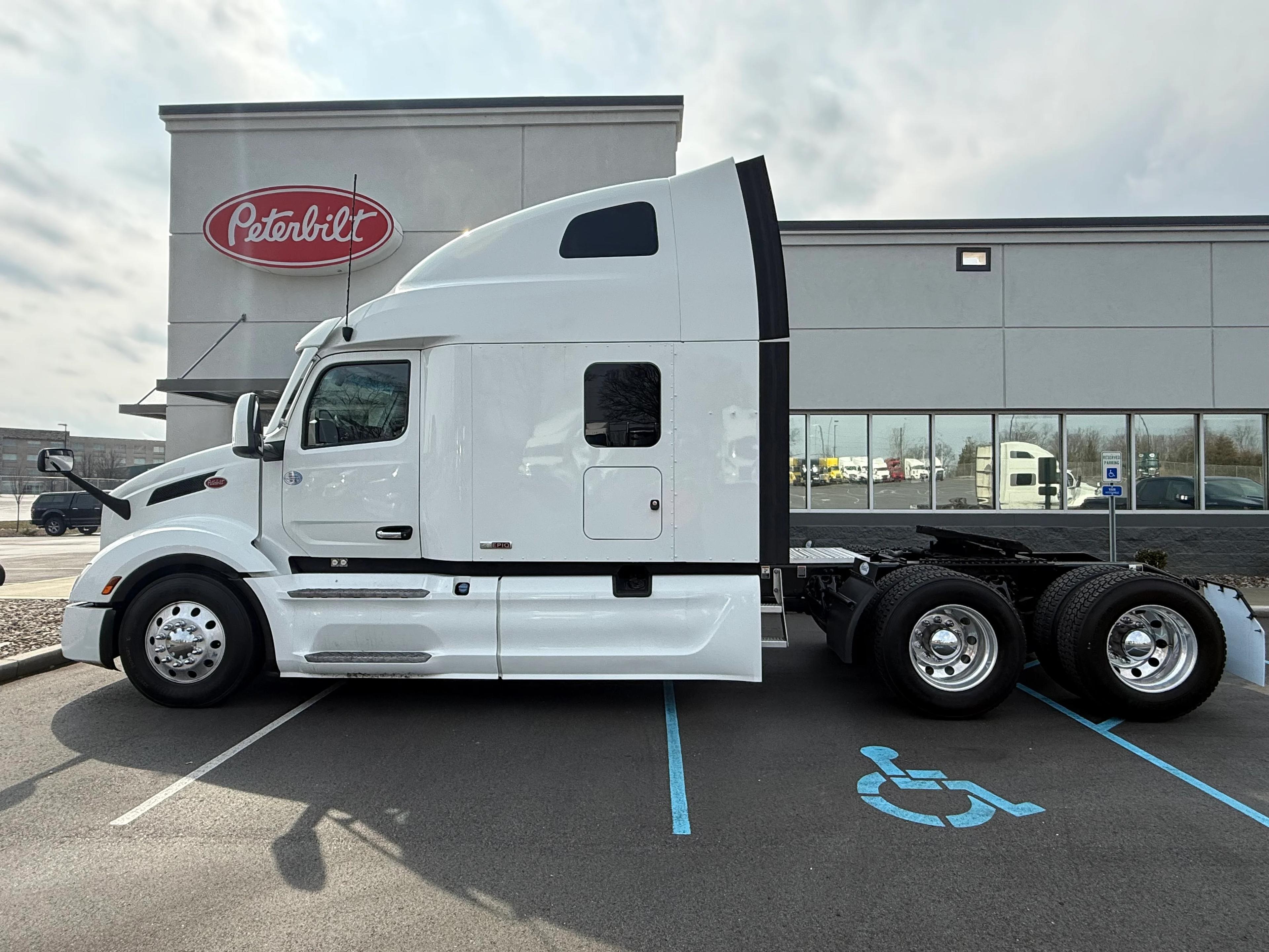 2024 Peterbilt 579 in Evansville, IN — photo 2
