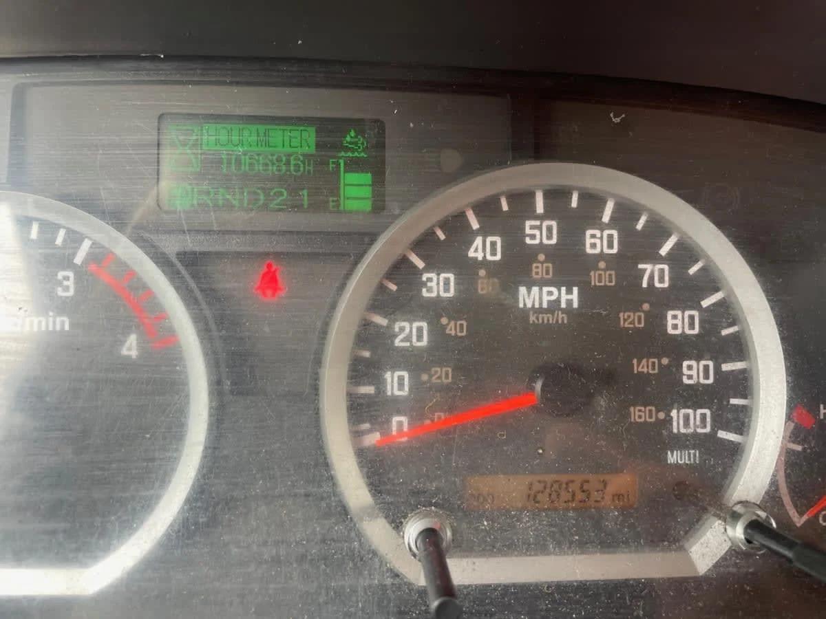 2019 Isuzu NQR in Farmingdale, NY — photo 11