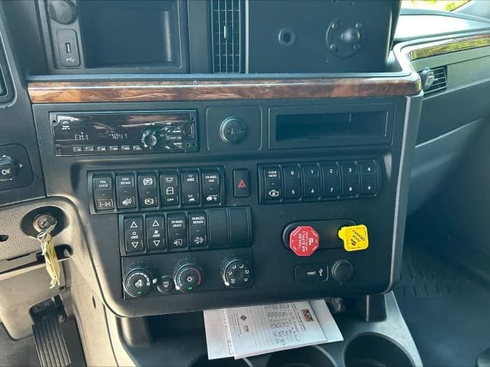 2020 International LT in Laredo, TX — photo 21