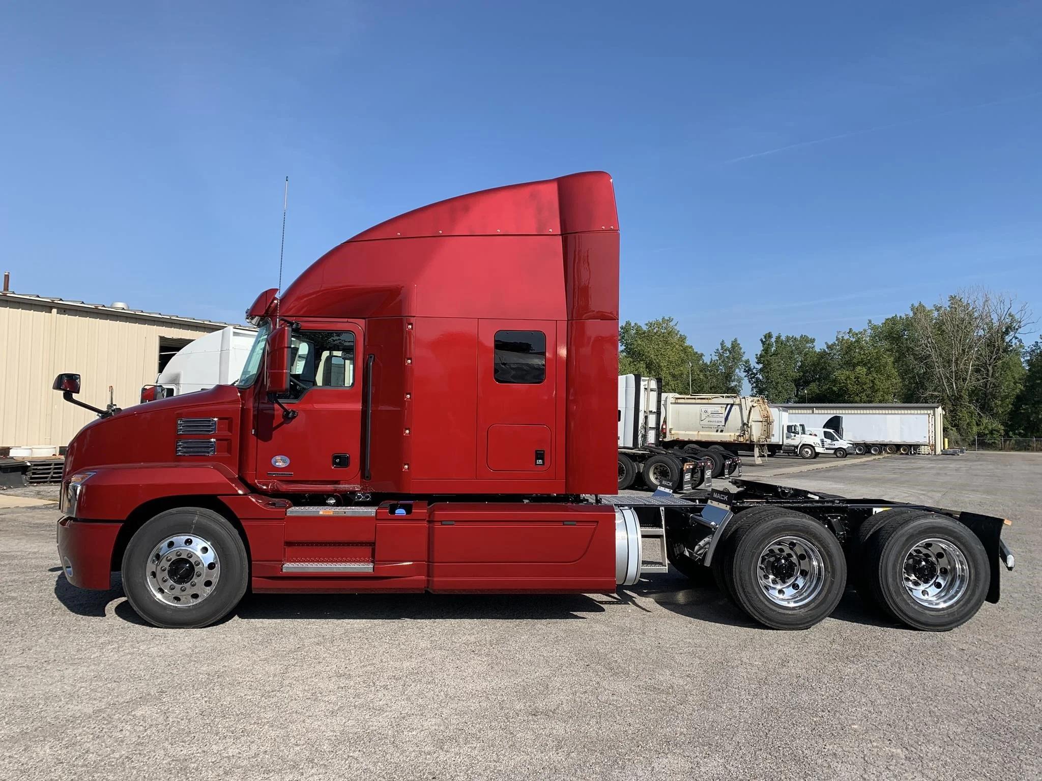 2025 Mack Anthem — photo 2