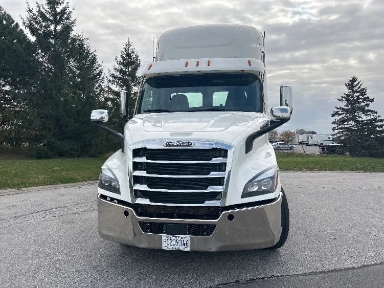 2021 Freightliner Cascadia in Rochester, NY — photo 2