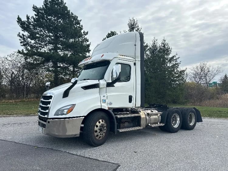 2021 Freightliner Cascadia in Rochester, NY — photo 3