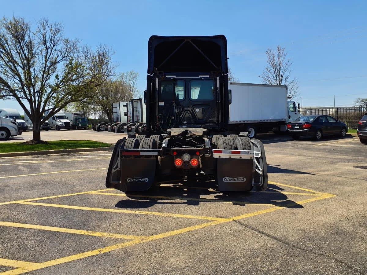 2020 Freightliner Cascadia in Bolingbrook, IL — photo 5