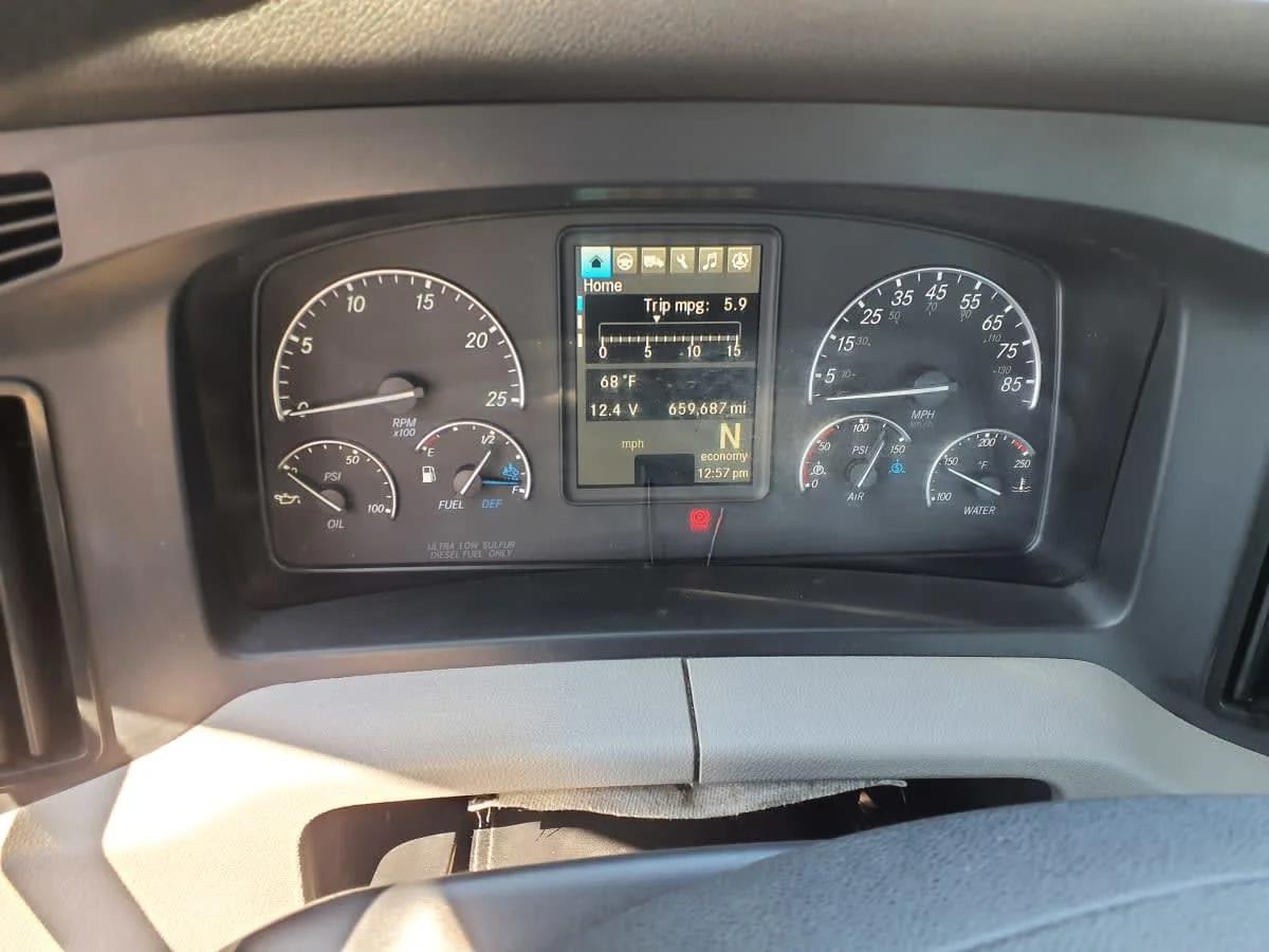 2020 Freightliner Cascadia in Bolingbrook, IL — photo 9