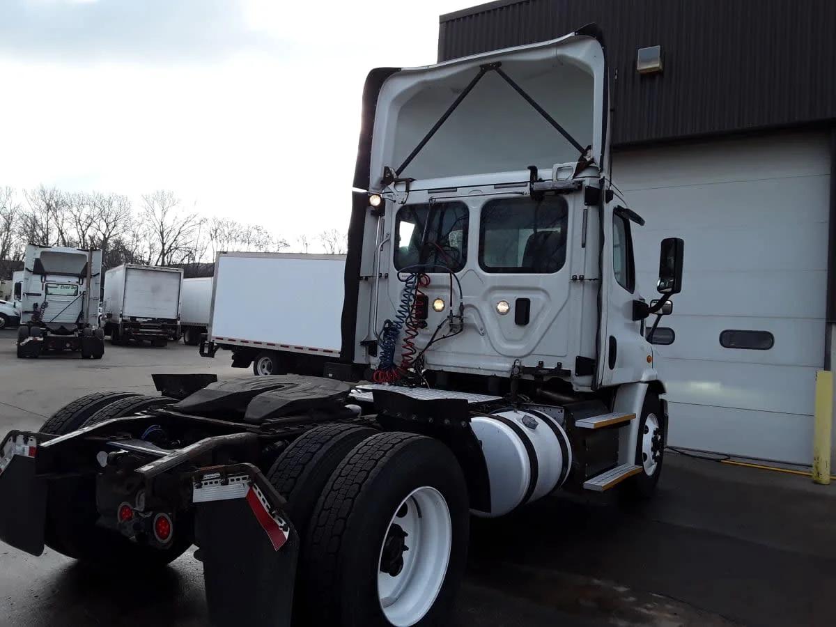 2017 Freightliner Cascadia in Kansas City, MO — photo 4