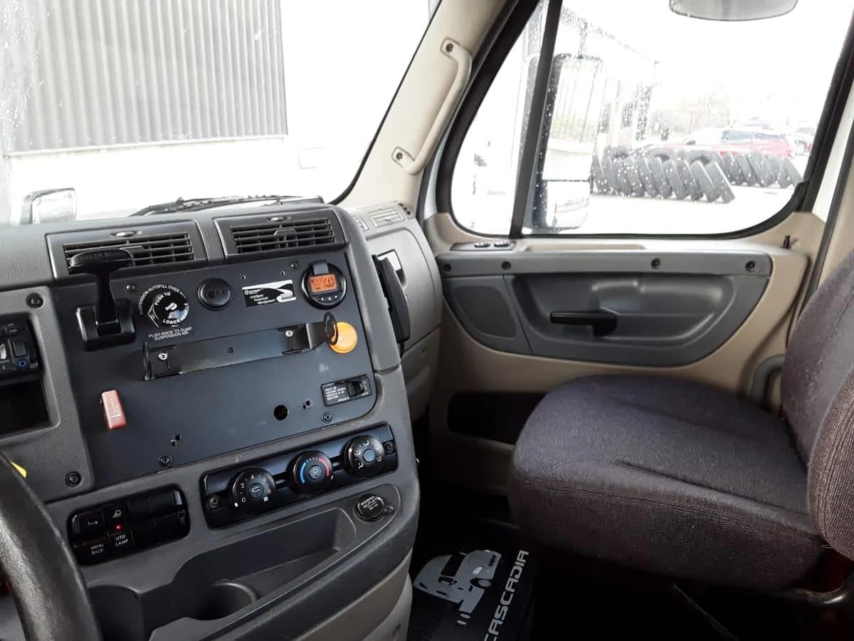 2017 Freightliner Cascadia in Kansas City, MO — photo 8