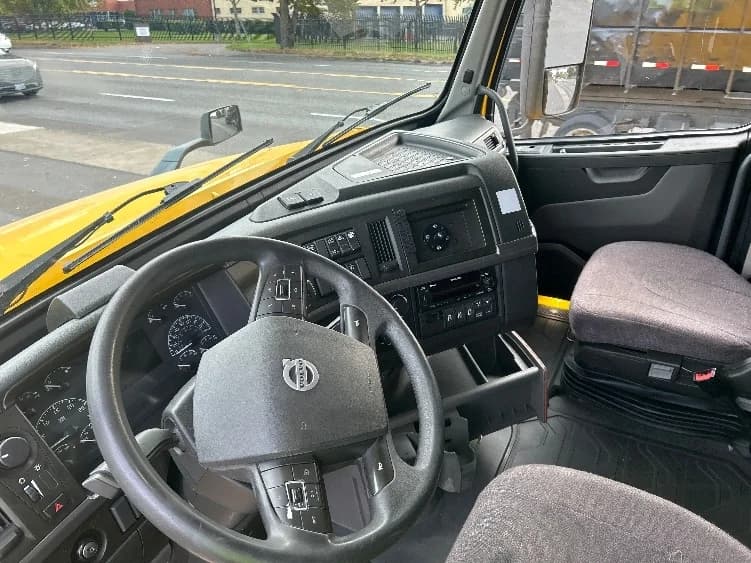2022 Volvo VNL 760 in Portland, OR — photo 10