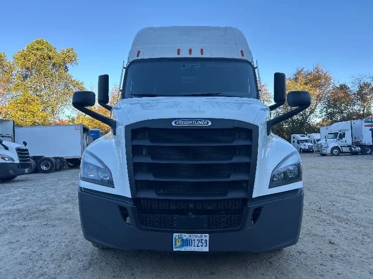 2021 Freightliner Cascadia in Asheville, NC — photo 2
