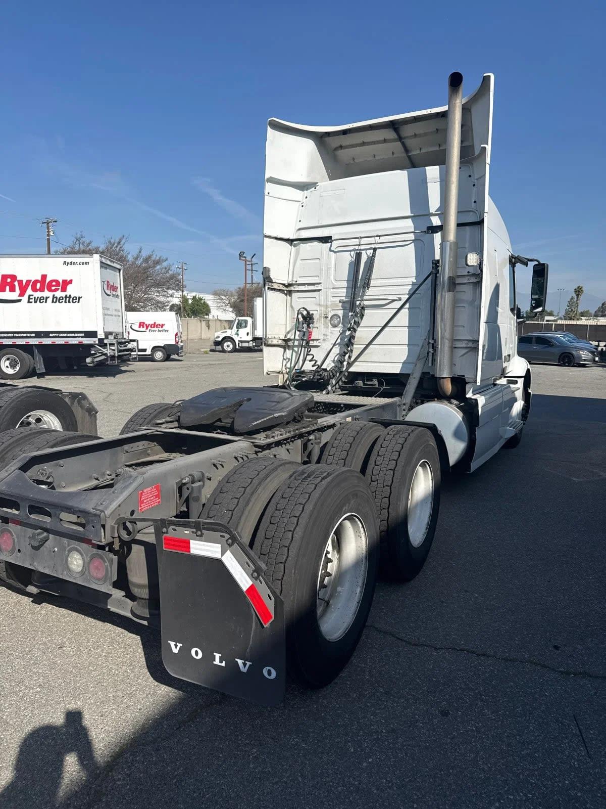 2020 Volvo VNR 640 in Pomona, CA — photo 6
