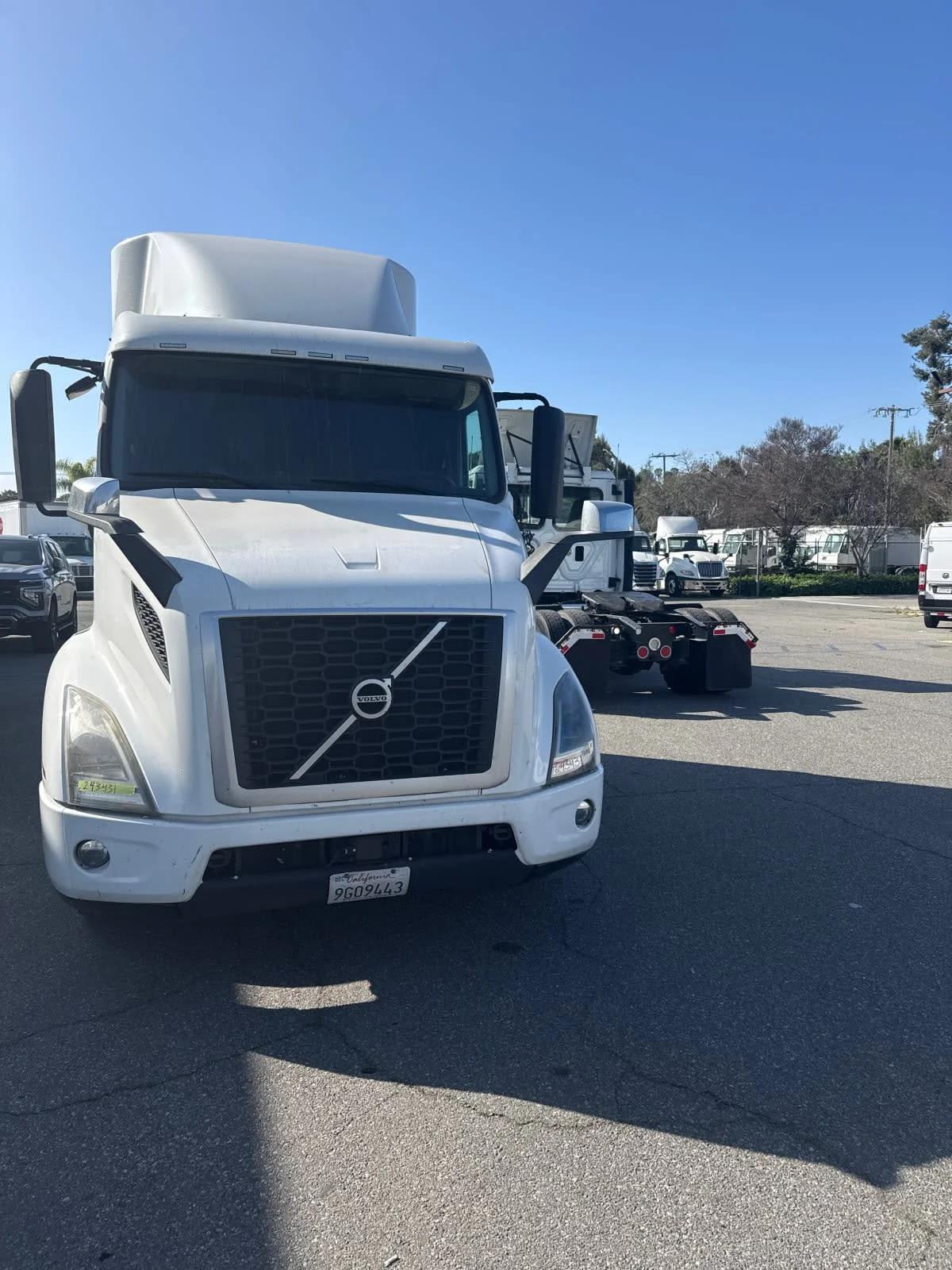 2020 Volvo VNR 640 in Pomona, CA — photo 2