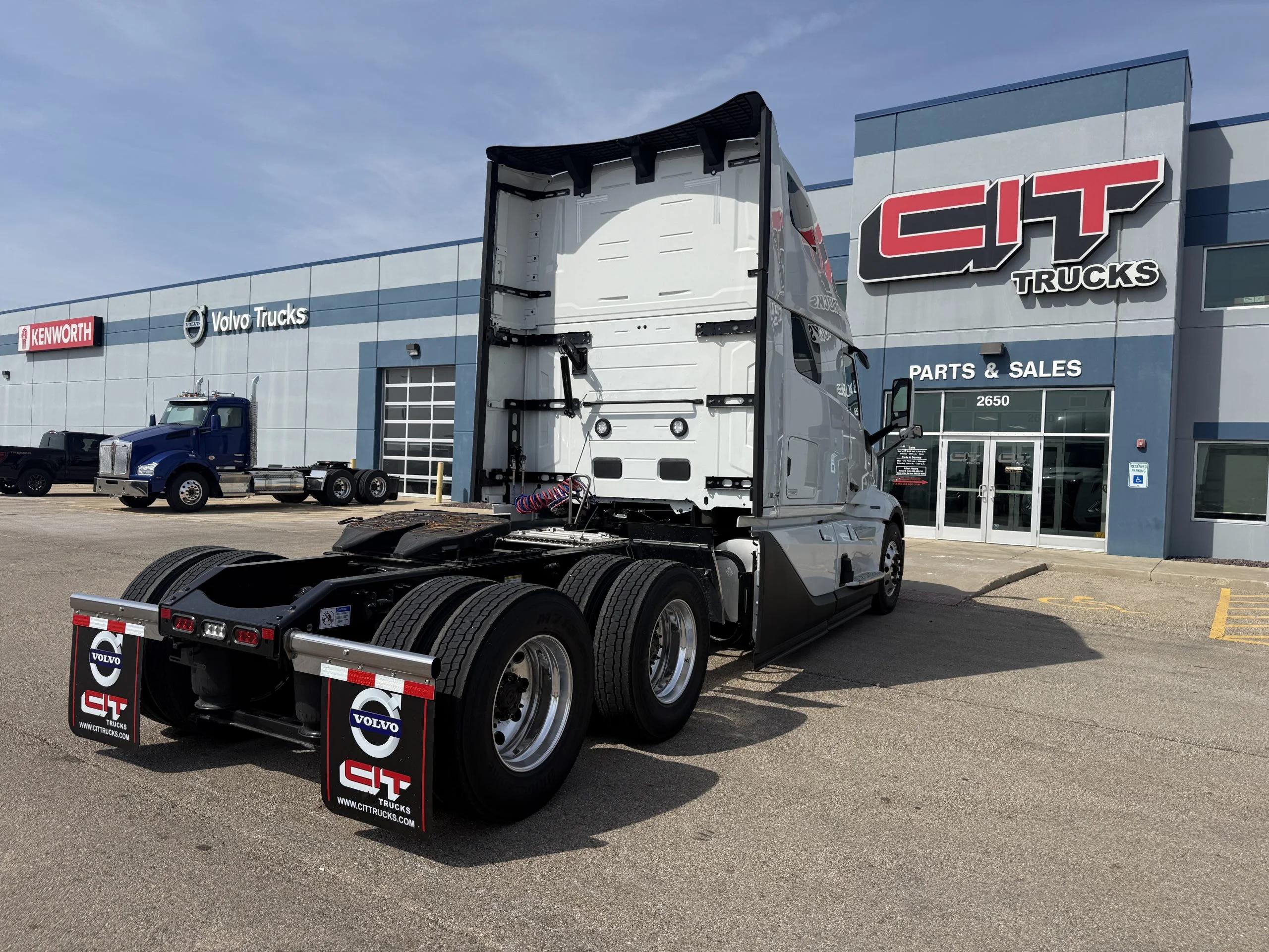 2027 Volvo VNL 860 in Peru, IL — photo 5