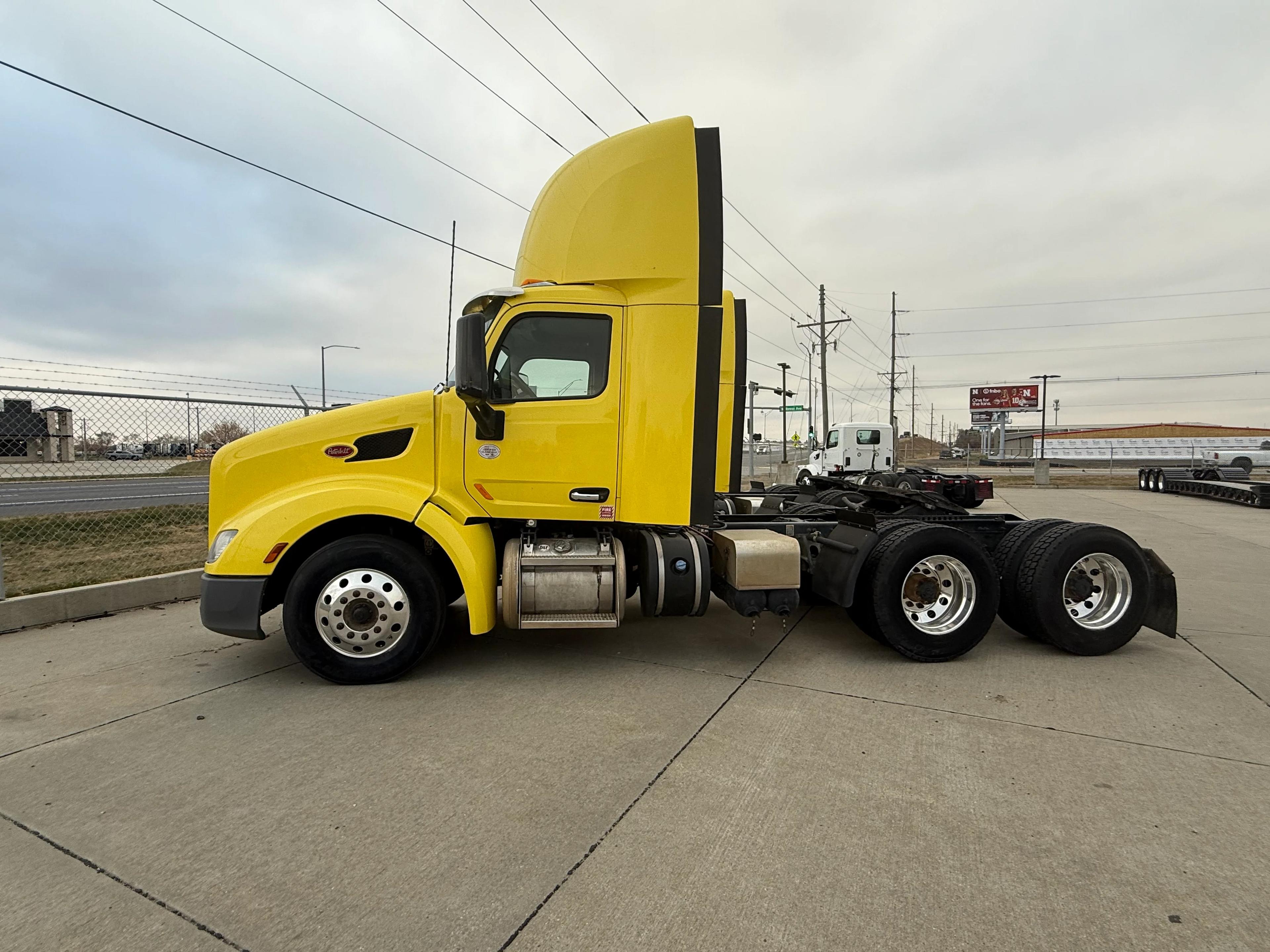 2021 Peterbilt 579 in COUNCIL BLUFFS, IA — photo 2