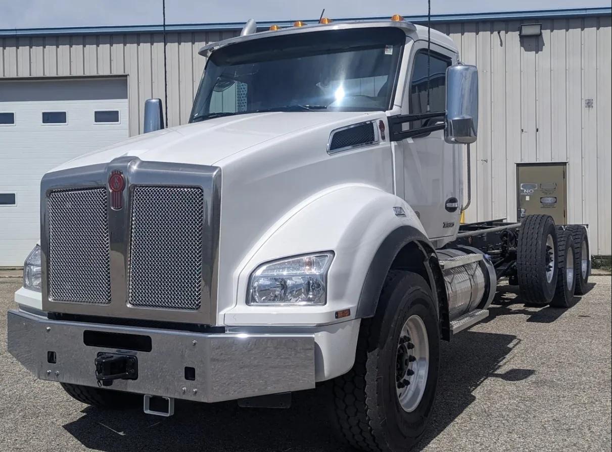 2025 Kenworth T880