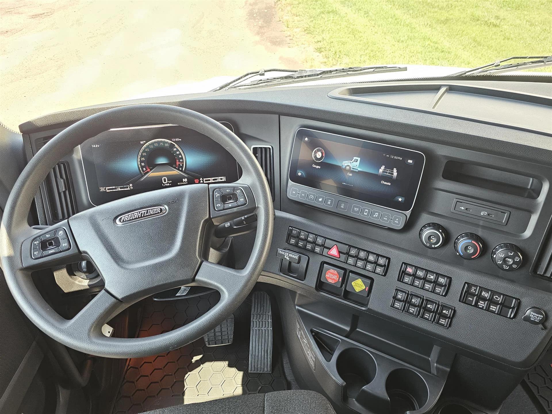 2026 Freightliner Cascadia in Sioux City, IA — photo 9