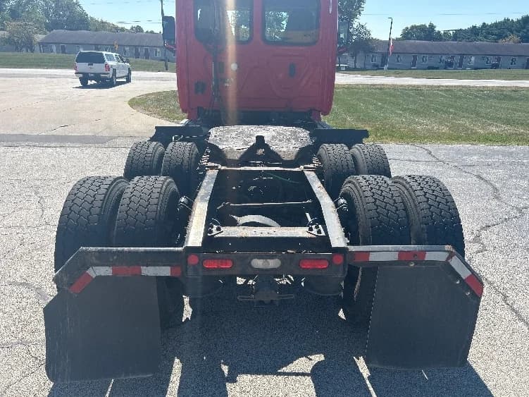 2019 Freightliner Cascadia in Elkhart, IN — photo 6