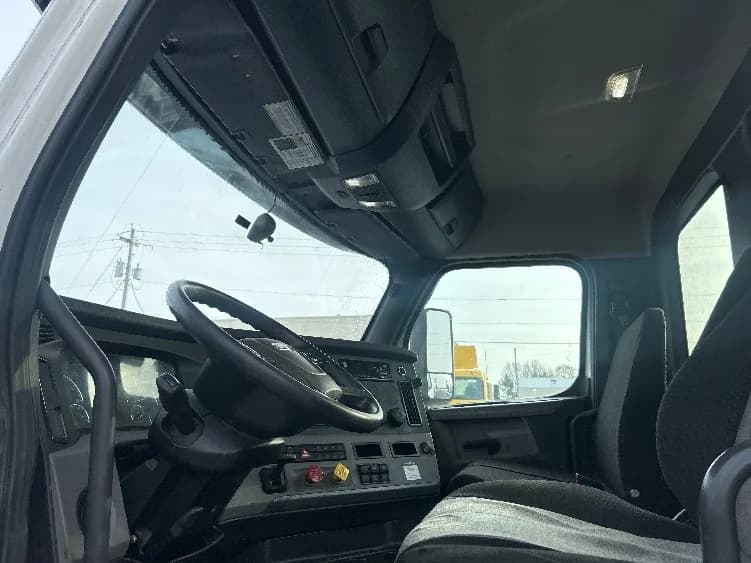 2020 Freightliner Cascadia in Middlefield, OH — photo 9