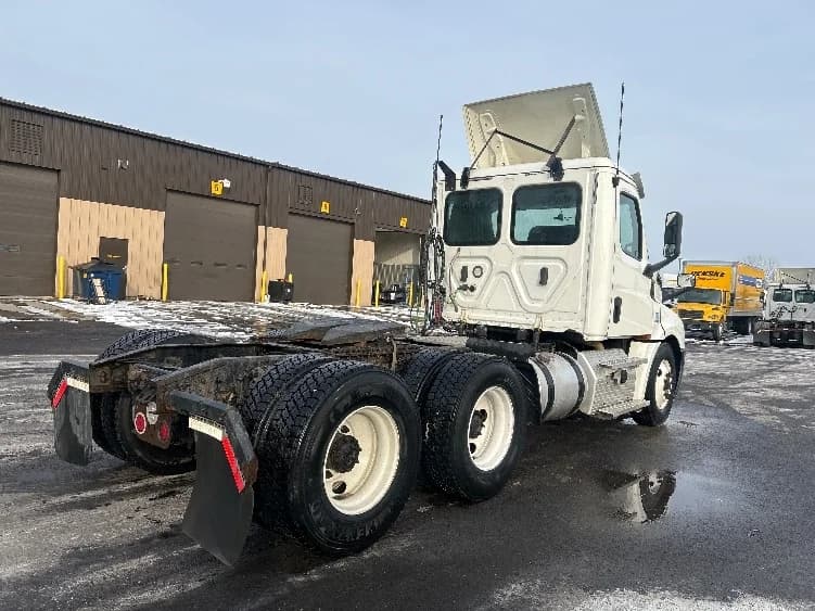 2020 Freightliner Cascadia in Middlefield, OH — photo 7
