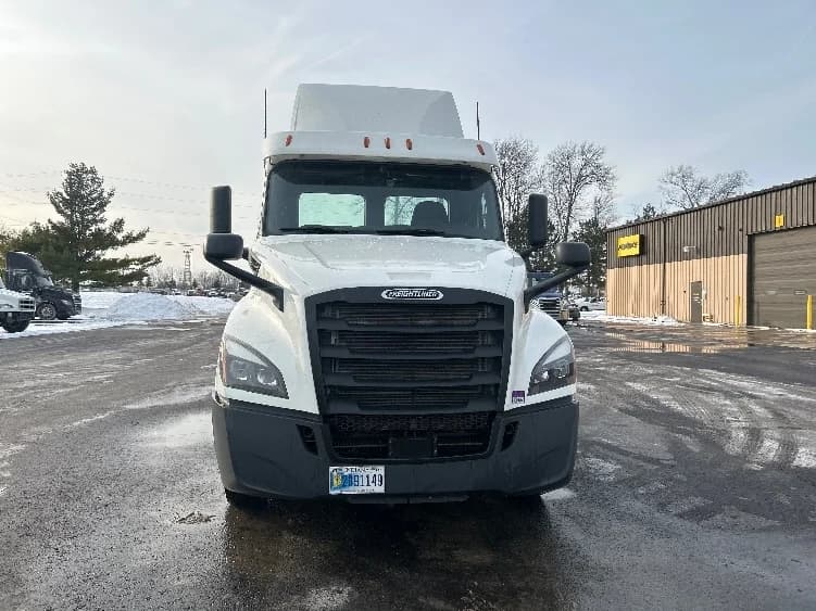 2020 Freightliner Cascadia in Middlefield, OH — photo 2