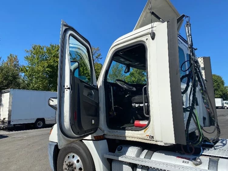 2020 Freightliner Cascadia in Parsippany, NJ — photo 9