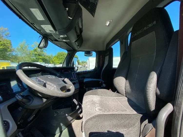 2020 Freightliner Cascadia in Parsippany, NJ — photo 10