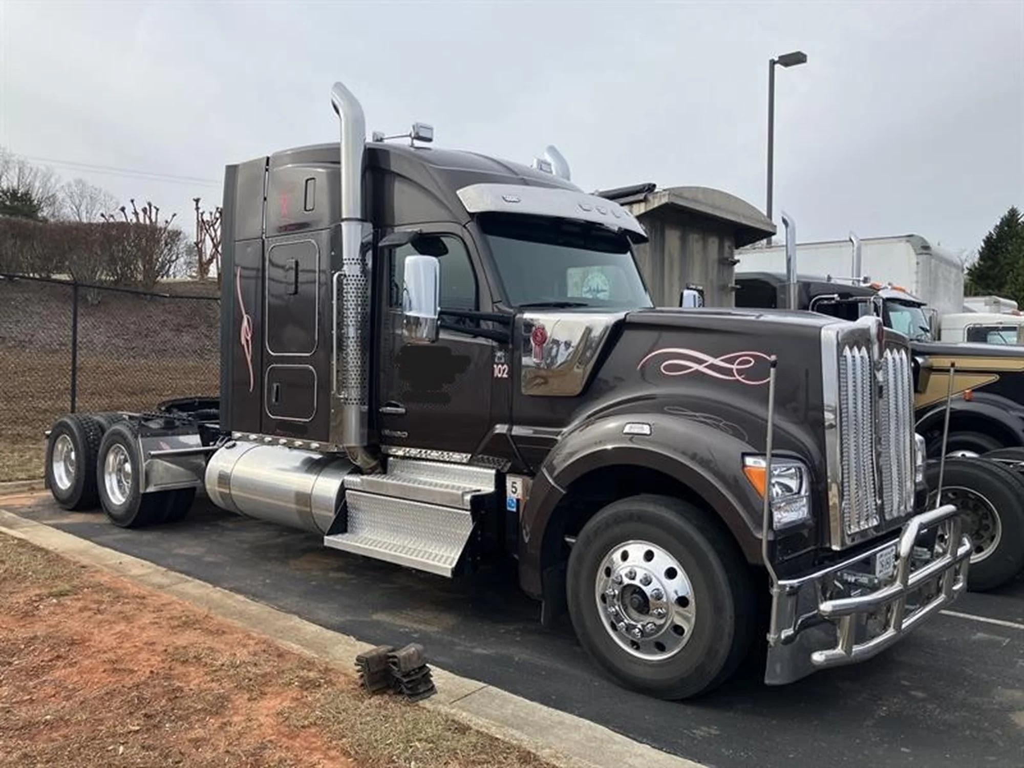 2023 Kenworth W990