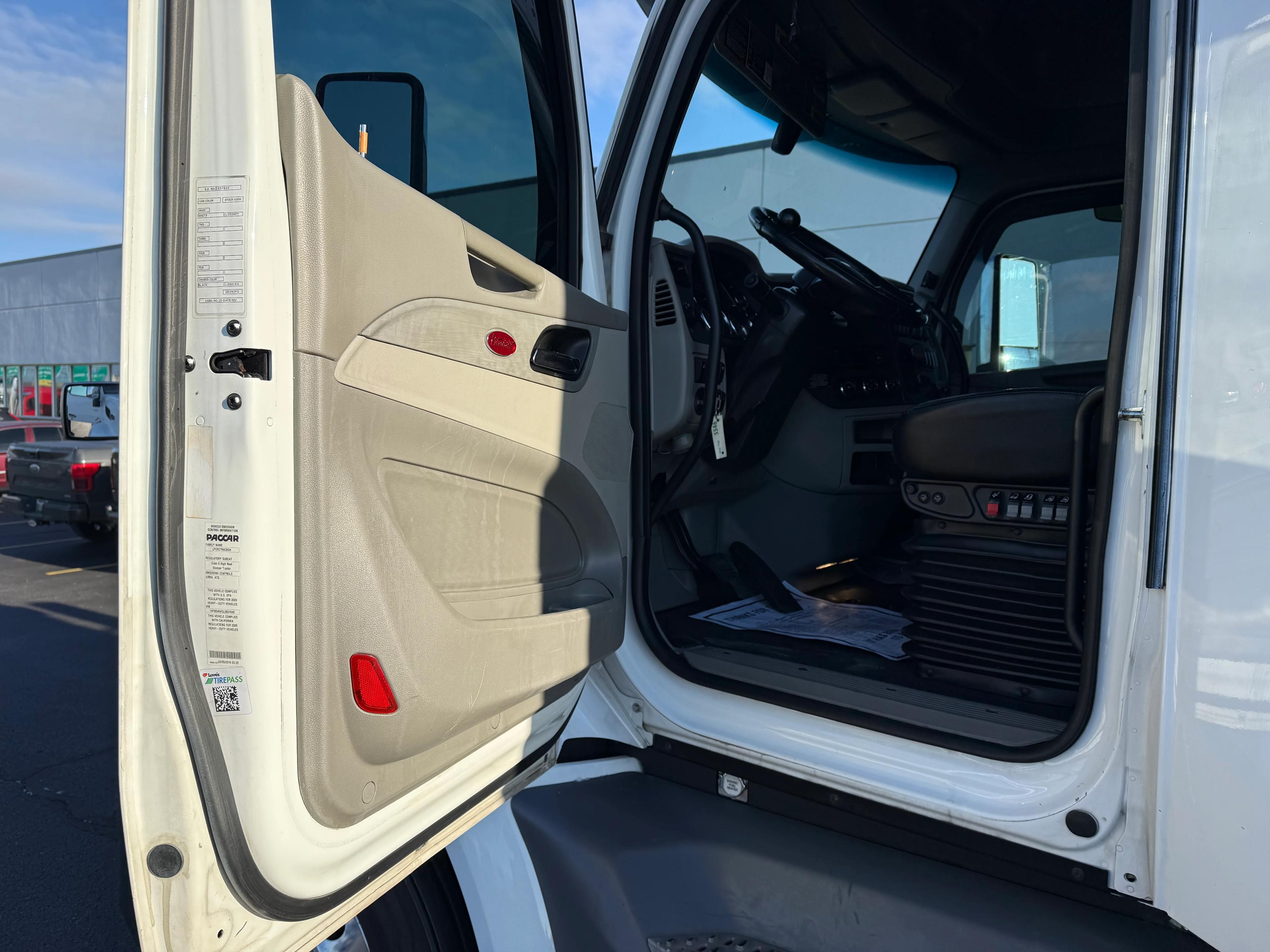 2020 Peterbilt 579 in Cincinnati, OH — photo 14
