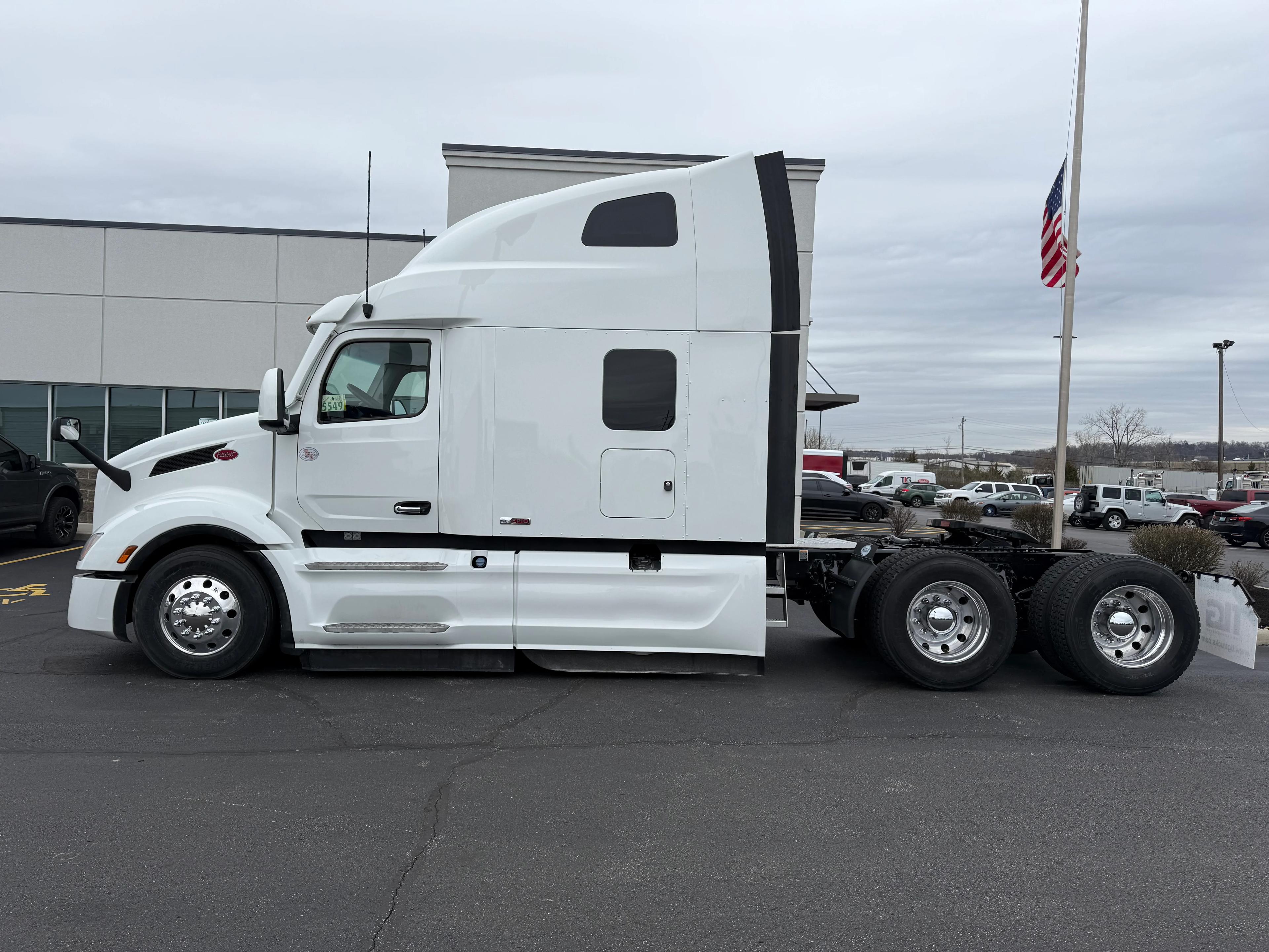 2024 Peterbilt 579 in Cincinnati, OH — photo 2