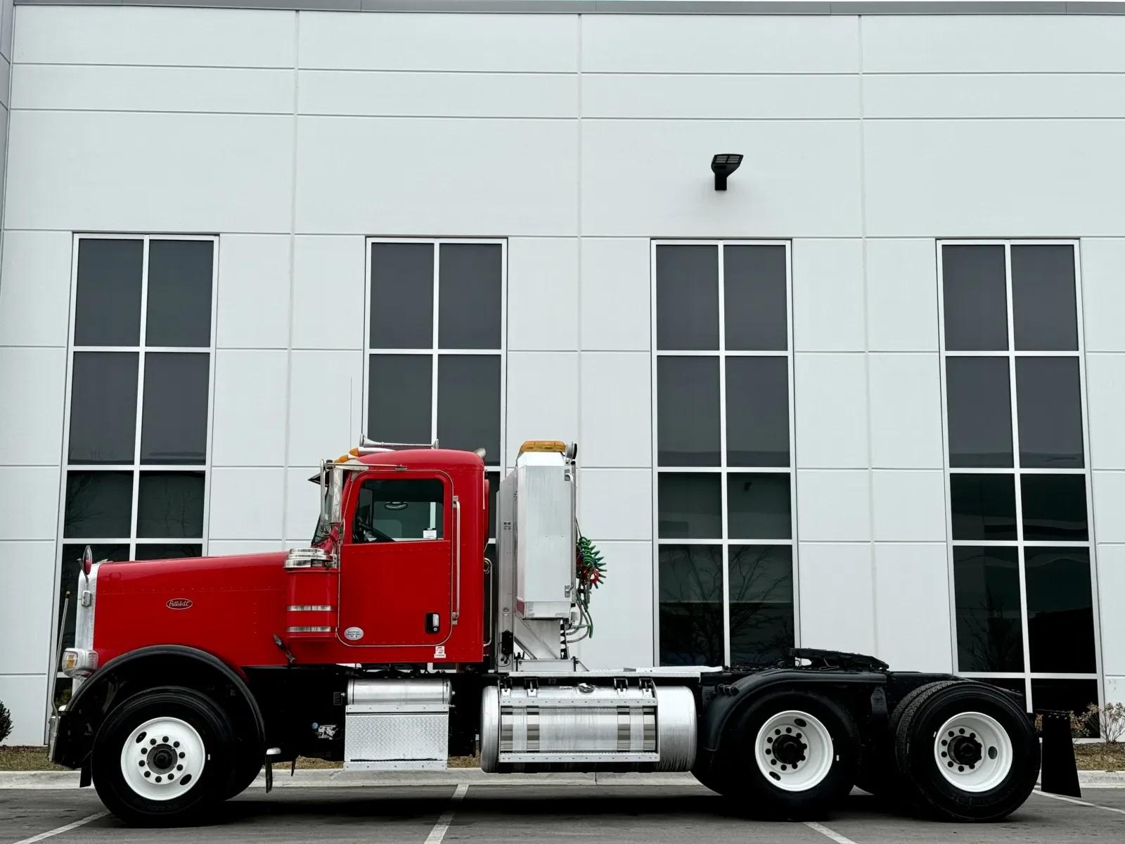 2014 Peterbilt 388 in New Lenox, IL — photo 4