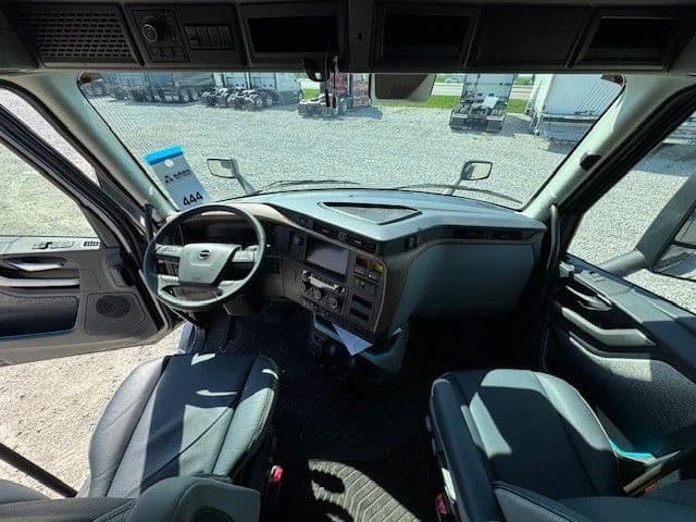2027 Volvo VNL 860 in London, OH — photo 11